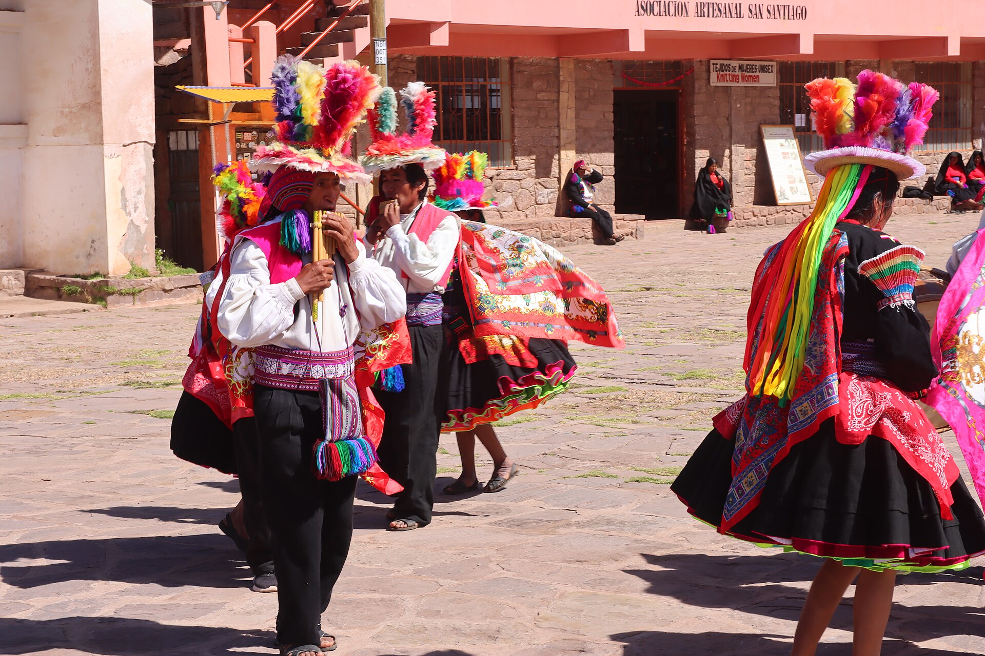 Habitants de Taquile devant l'église
