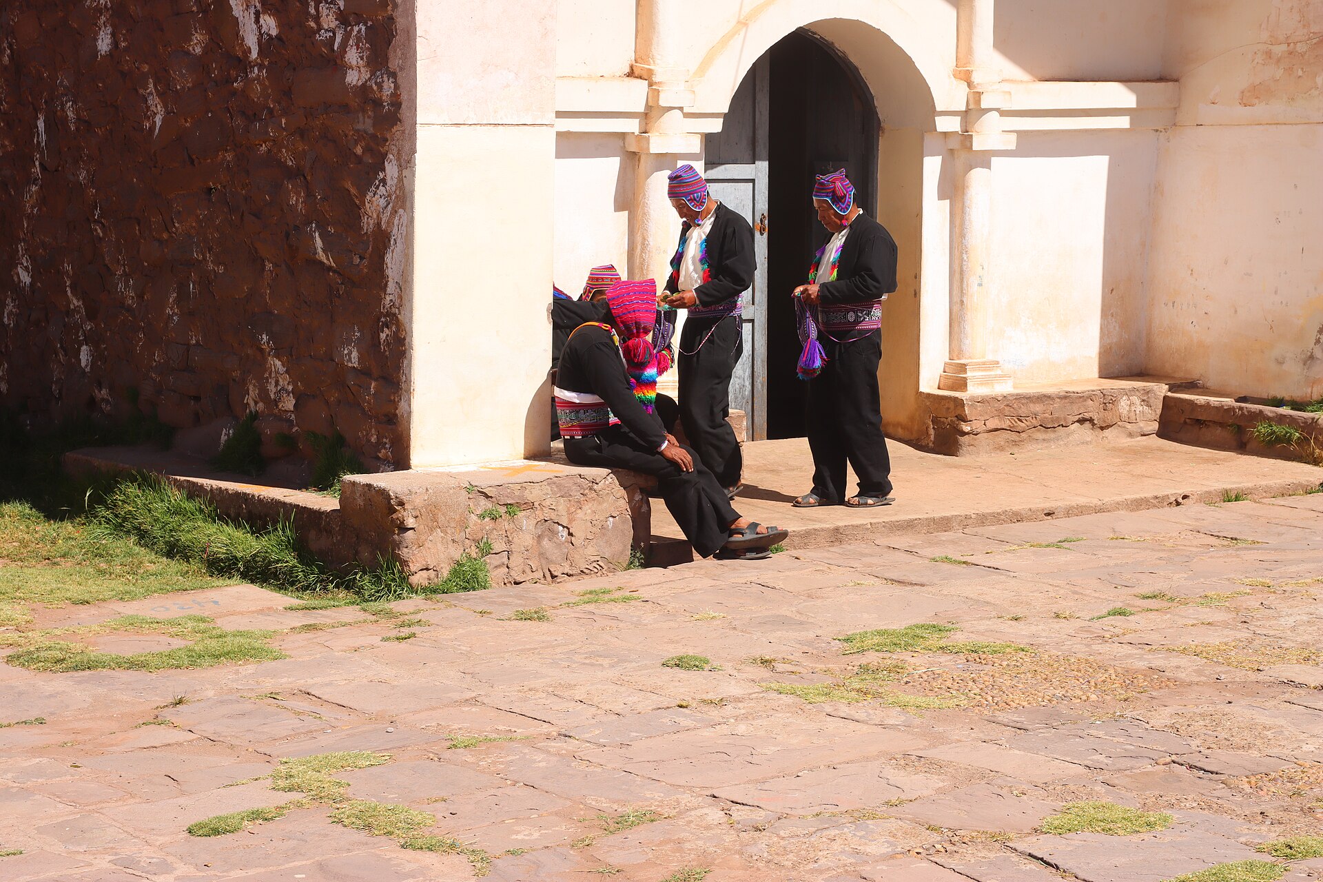 Danseurs en costume sur la place de Taquile