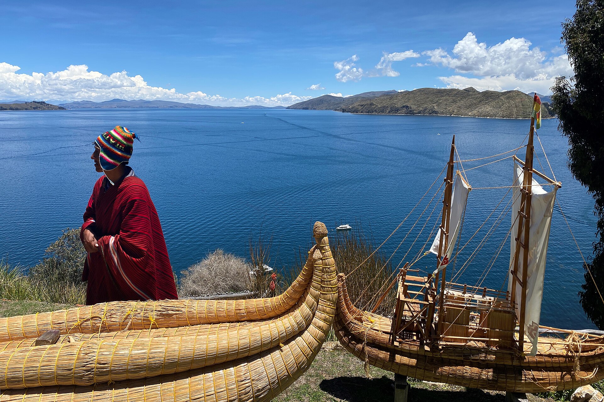 Homme aymara près des barques de totora